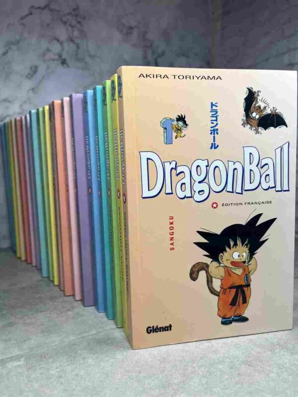 Les dragon balls sont des boules de cristal magiques. Celui qui les réunit invoque un dragon qui réalisera ses voeux. Sangoku, Dendé, Végéta et tous les ...