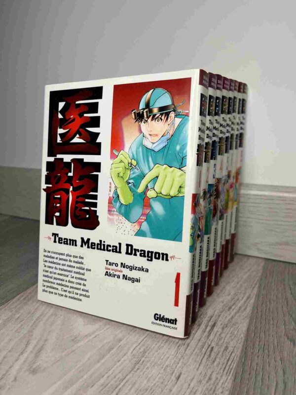 Ryutaro Asada est un chirurgien de génie ayant travaillé dans les conditions les plus difficiles : ancien chef d'une équipe médicale faisant partie d'une