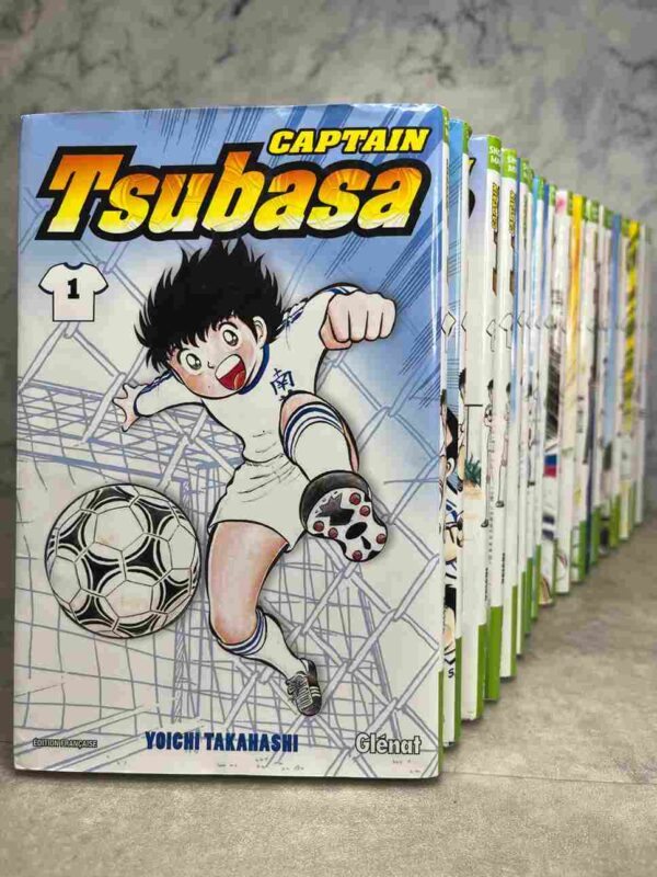 Tsubasa est un garçon de 11 ans qui ne vit que pour le football. Alors qu'il vient d'emménager dans une nouvelle ville, il surprend deux écoles rivales qui
