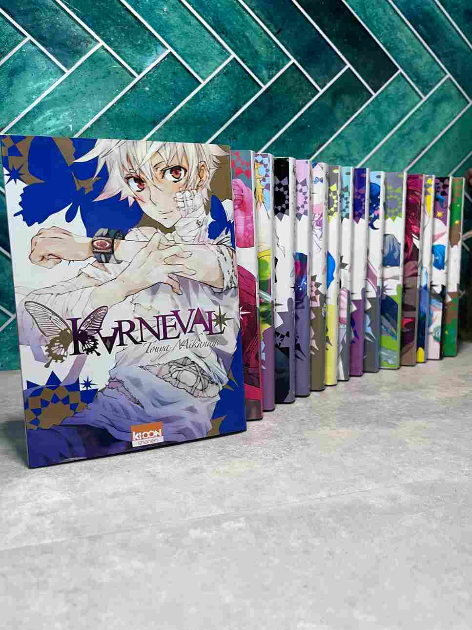 Nai est à la recherche de l'homme qui l'a élevé, disparu sans laisser de traces. Son seul indice : un bracelet qui marque l'appartenance à la plus