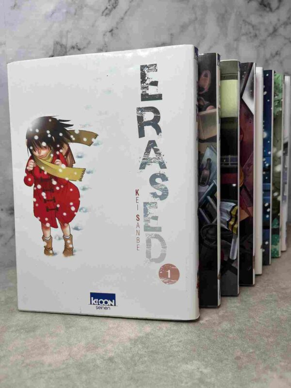 2006. Aspirant mangaka dont la carrière peine à décoller, Satoru Fujinuma travaille comme livreur de pizzas pour joindre les deux bouts. Effacé et peu