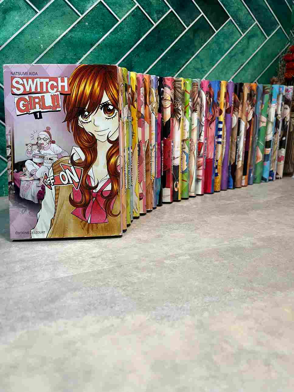 Nika mène une double vie, entre son mode "ON" charismatique et populaire et son mode "OFF" vulgaire et débraillé qu'elle cache à ses copains du lycée.