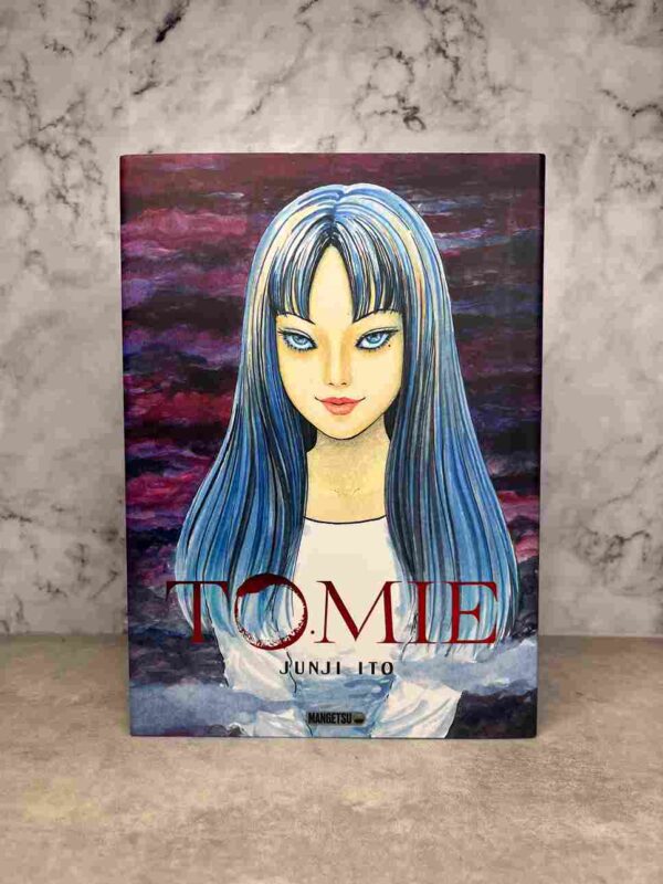 Tomie Kawakami est le mal incarné. Reconnaissable entre mille grâce à ses longs cheveux noirs et son grain de beauté sous l'oeil gauche, elle déclenche les