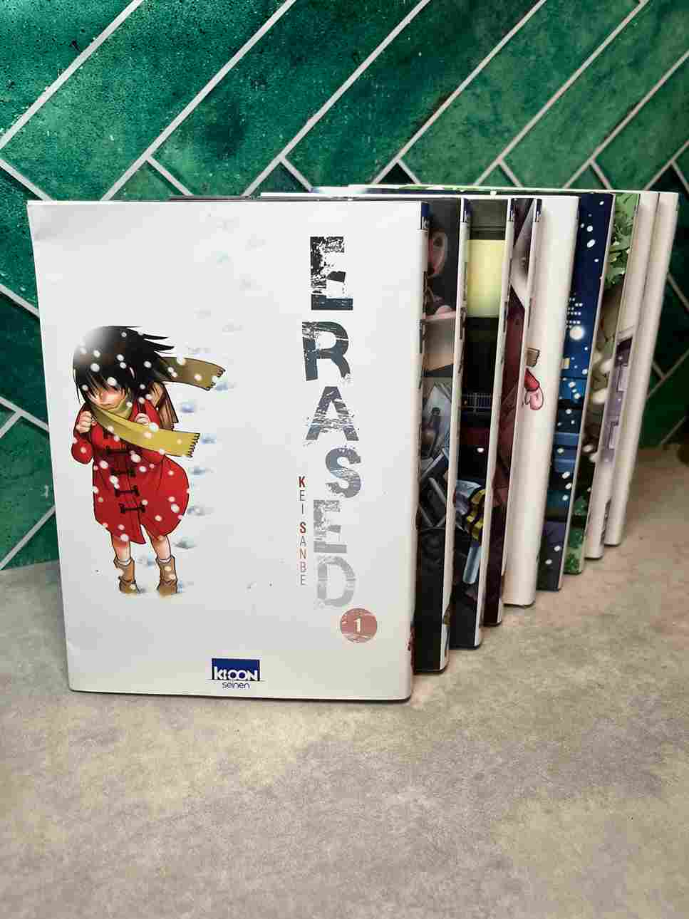 2006. Aspirant mangaka dont la carrière peine à décoller, Satoru Fujinuma travaille comme livreur de pizzas pour joindre les deux bouts. Effacé et peu