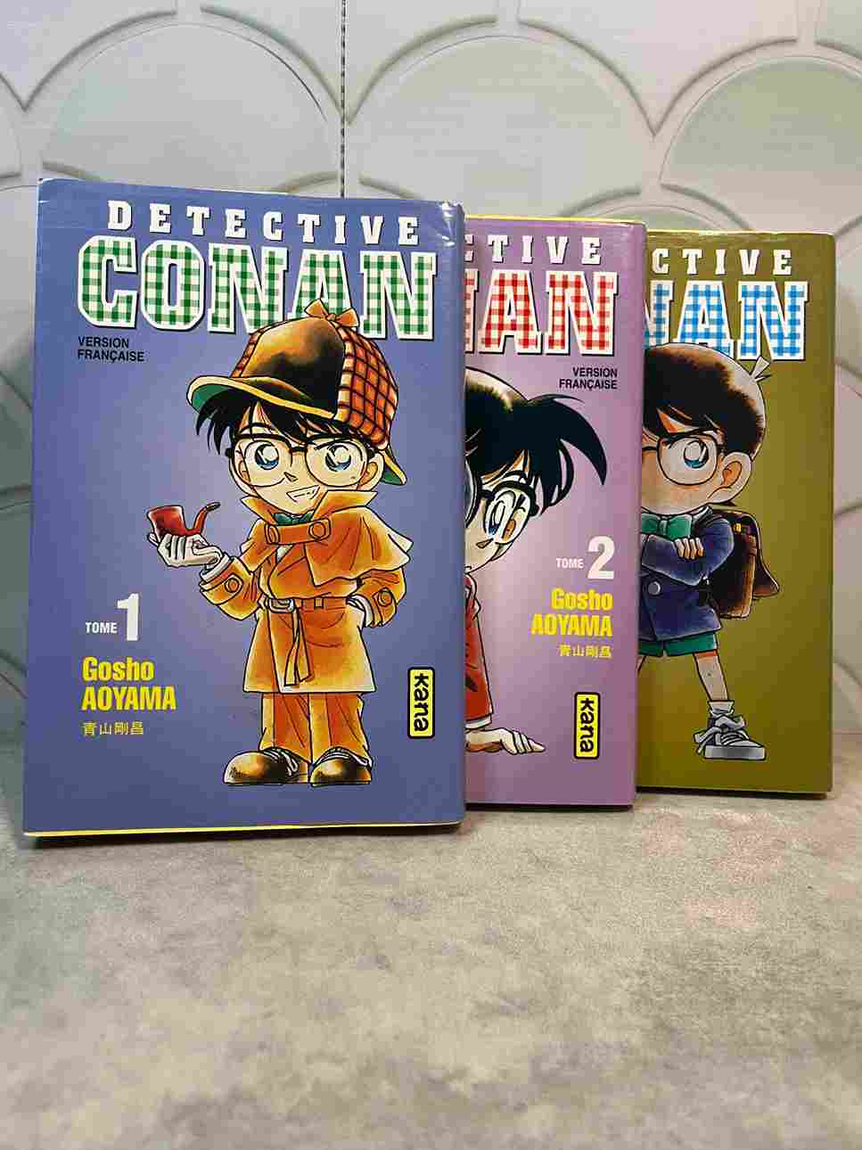 Les bases du manga sont posées: Conan habite chez Ran et il se sert de Kogoro pour résoudre ses enquêtes incognito. Ses gadgets lui donnent un côté