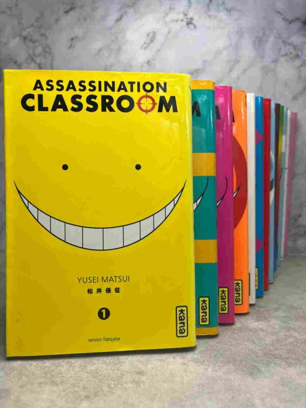 Une salle de cours, un professeur, des élèves… et des coups de feu !Les élèves de la classe 3-E du collège de Kunugigaoka sont des assassins en herbe...