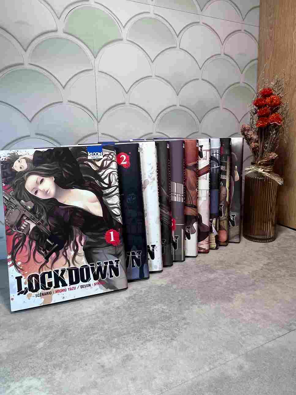 Un combat sans merci éclate dans un laboratoire gardé par l'armée... Sous une pluie de balles, les assaillants s'enfuient tant bien que mal avec un