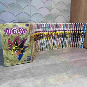 Yûgi Muto est un jeune adolescent ,son grand-père qui tient une boutique de jeux . Ce dernier fait un jour cadeau à Yûgi d'un puzzle millénaire
