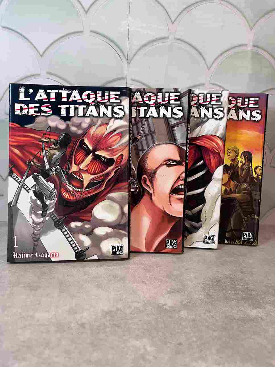 Dans un monde ravagé par des titans mangeurs d'homme depuis plus d'un siècle, les rares survivants de l'Humanité n'ont d'autre choix pour survivre