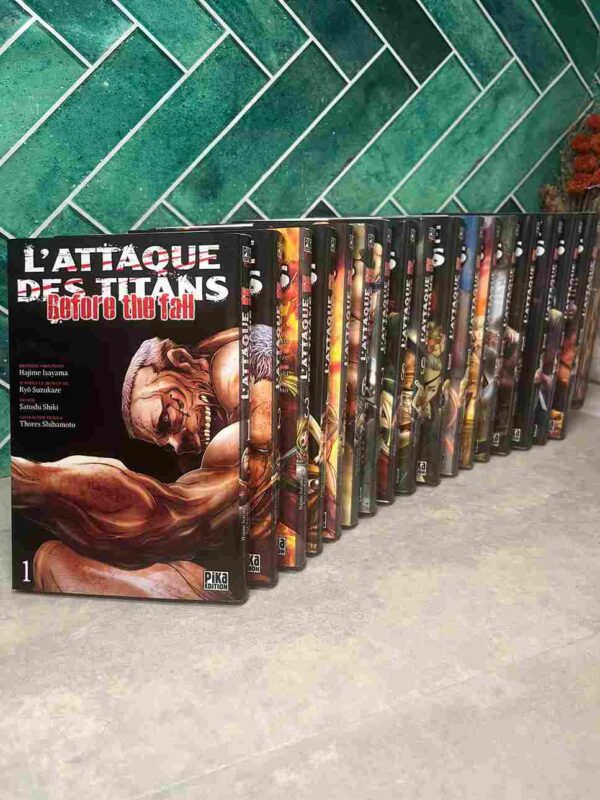 La soudaine apparition des Titans conduit les Hommes à construire de solides remparts derrière lesquels ils se retranchent pour échapper à l’extermination.