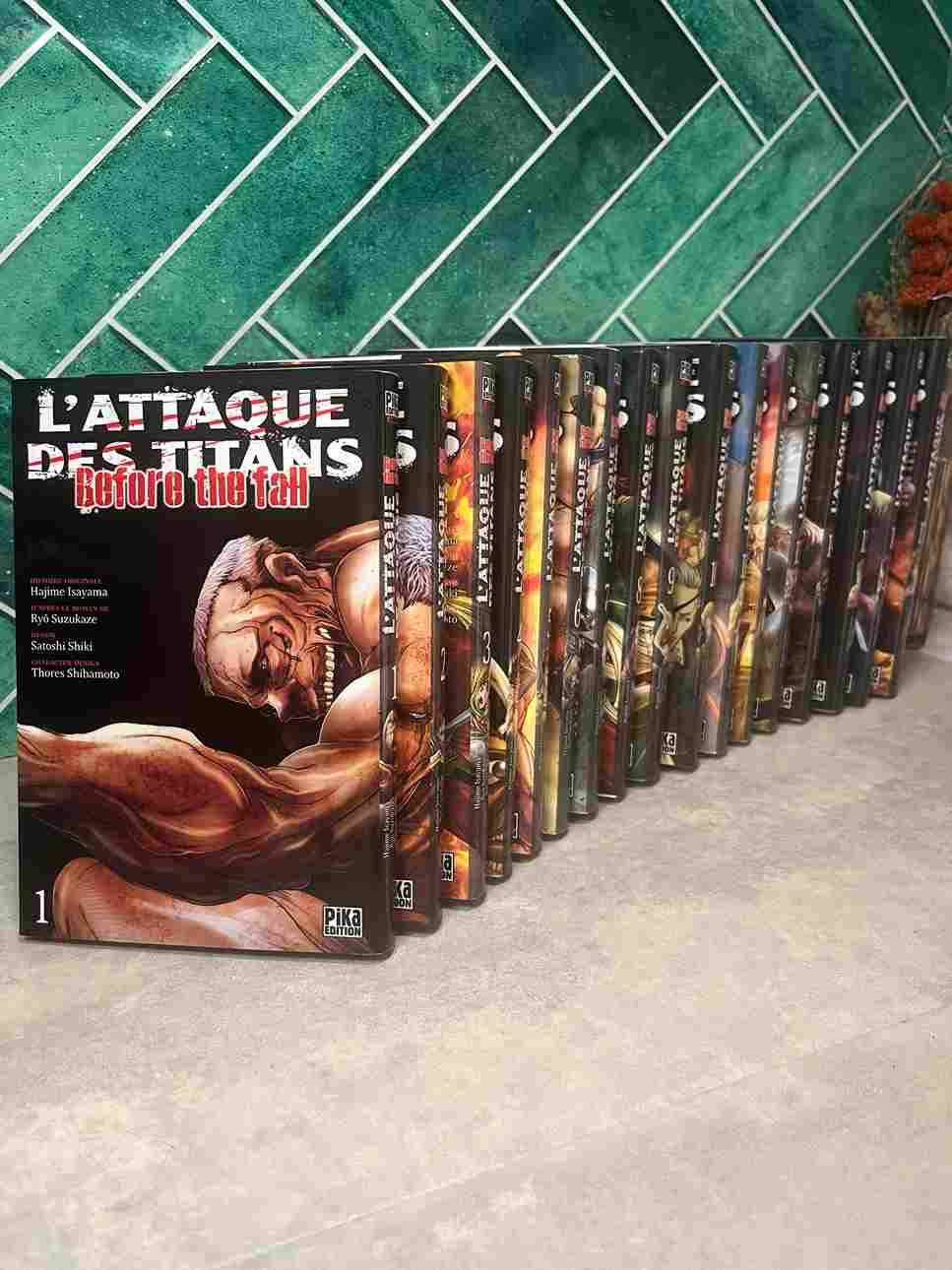 La soudaine apparition des Titans conduit les Hommes à construire de solides remparts derrière lesquels ils se retranchent pour échapper à l’extermination.