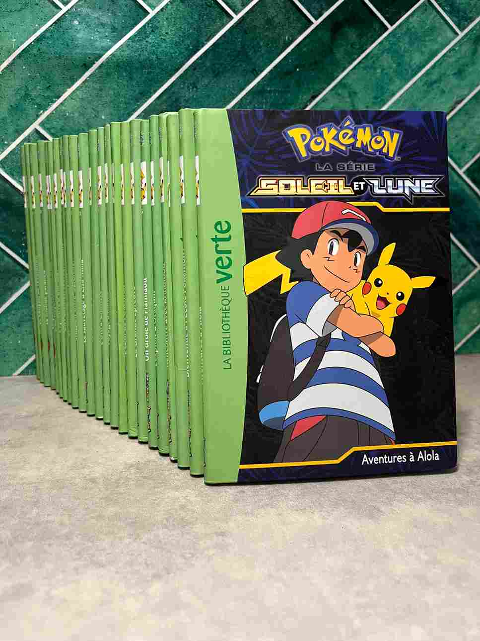 Voilà plusieurs nuits que Sacha fait d'étranges rêves, dans lesquels il rencontre des Pokémon légendaires d'Alola... Et, plus bizarre encore, un matin,