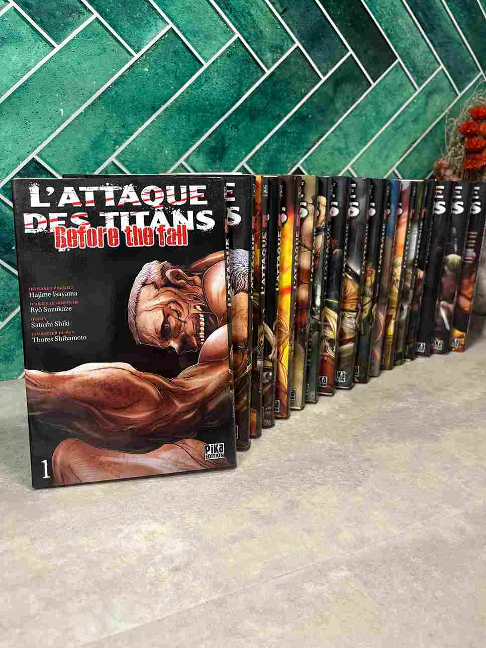 La soudaine apparition des Titans conduit les Hommes à construire de solides remparts derrière lesquels ils se retranchent pour échapper à l’extermination.