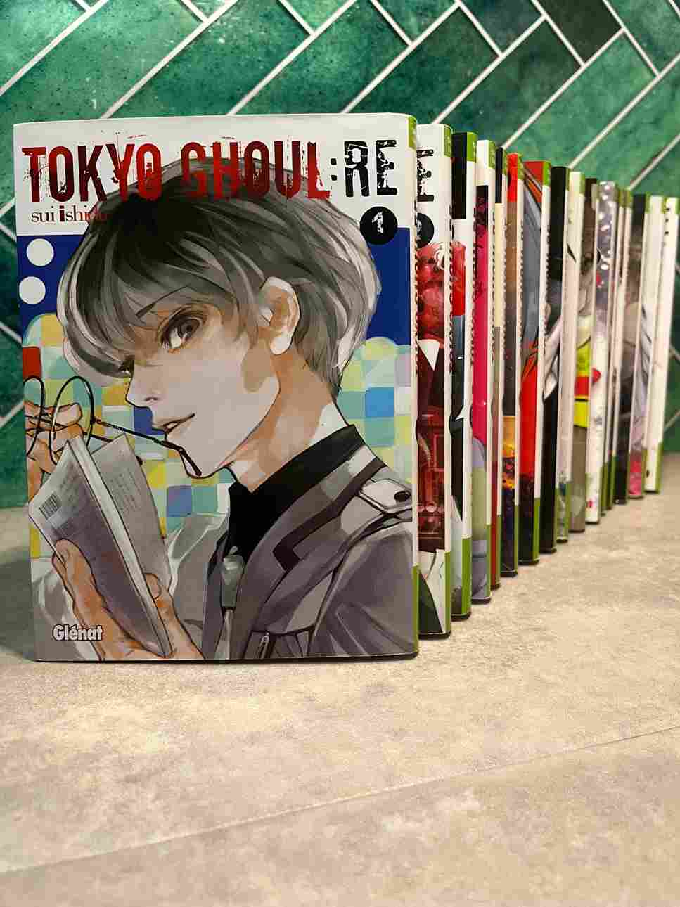 À Tokyo, sévissent des goules, monstres cannibales se dissimulant parmi les humains pour mieux s'en nourrir. Étudiant timide, Ken Kaneki est plus intéressé.