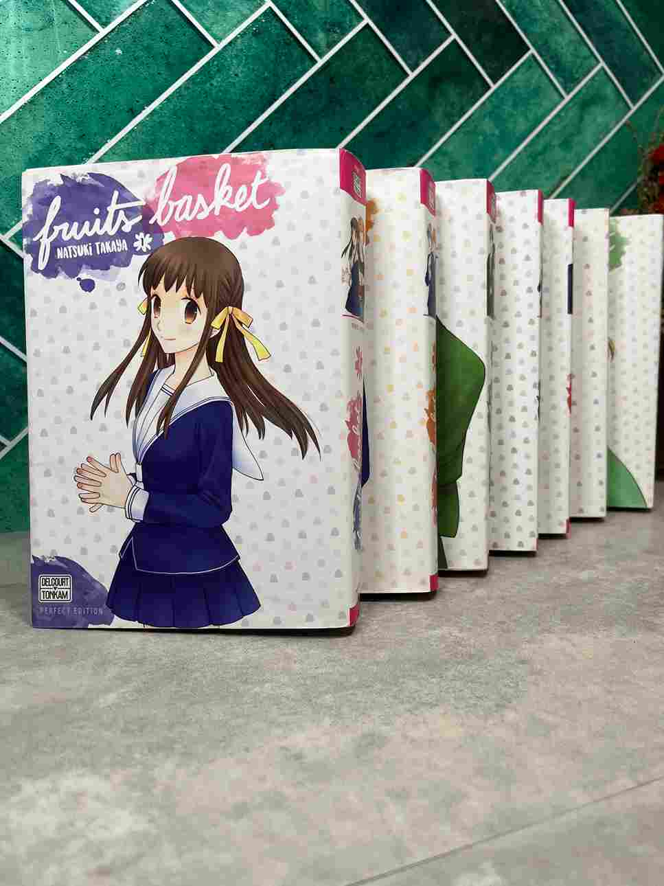 Tohru, orpheline de seize ans, a décidé d'être totalement indépendante. Elle installe une grande tente au milieu d'un terrain en friche. Malheureusement, le