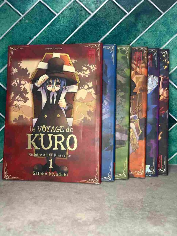 Kuro veut dire noir. Homme ou sorcière ? Kuro est en réalité une jeune fille qui voyage en portant un cercueil sur son dos. Son compagnon de voyage est une