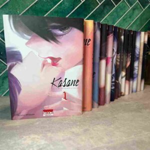 Kasane est une fillette au visage repoussant, presque difforme, régulièrement moquée et maltraitée par ses camarades de classe. Sa mère, actrice de