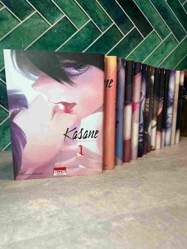 Kasane est une fillette au visage repoussant, presque difforme, régulièrement moquée et maltraitée par ses camarades de classe. Sa mère, actrice de