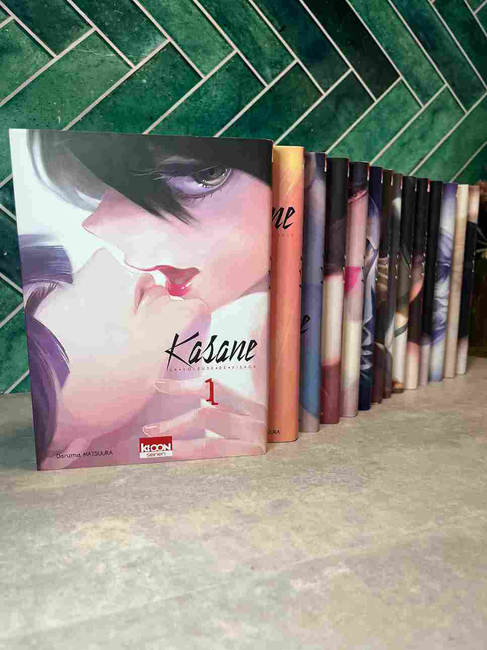 Kasane est une fillette au visage repoussant, presque difforme, régulièrement moquée et maltraitée par ses camarades de classe. Sa mère, actrice de