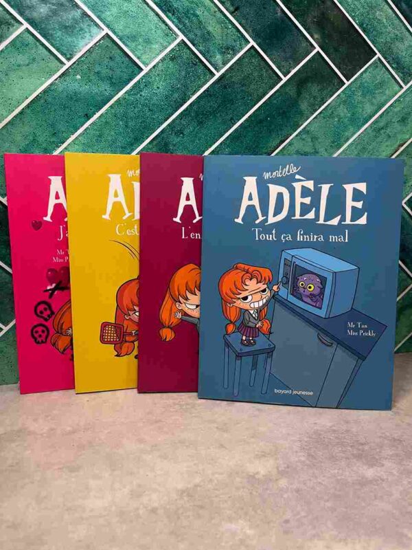 Mortelle Adèle est une petite fille rousse en uniforme, toujours accompagnée de Magnus, son ami imaginaire, un fantôme. Elle passe ses journée a faire