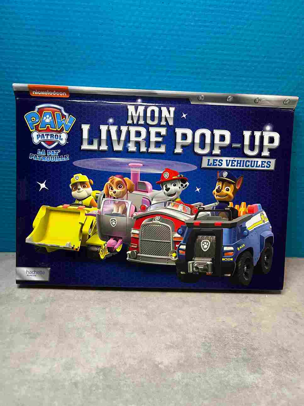 Retrouve les super véhciules de Chase, Ruben et tous les héros de la Pat' Patrouille dans ce magnifique livre pop-up. Multifonctions et remplis de