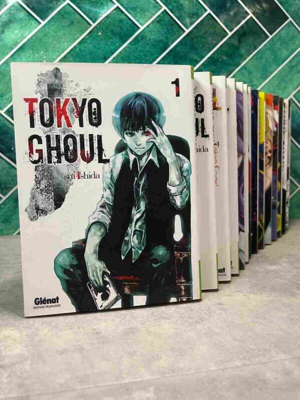 À Tokyo, sévissent des goules, monstres cannibales se dissimulant parmi les humains pour mieux s'en nourrir. Étudiant timide, Ken Kaneki est plus intéressé.