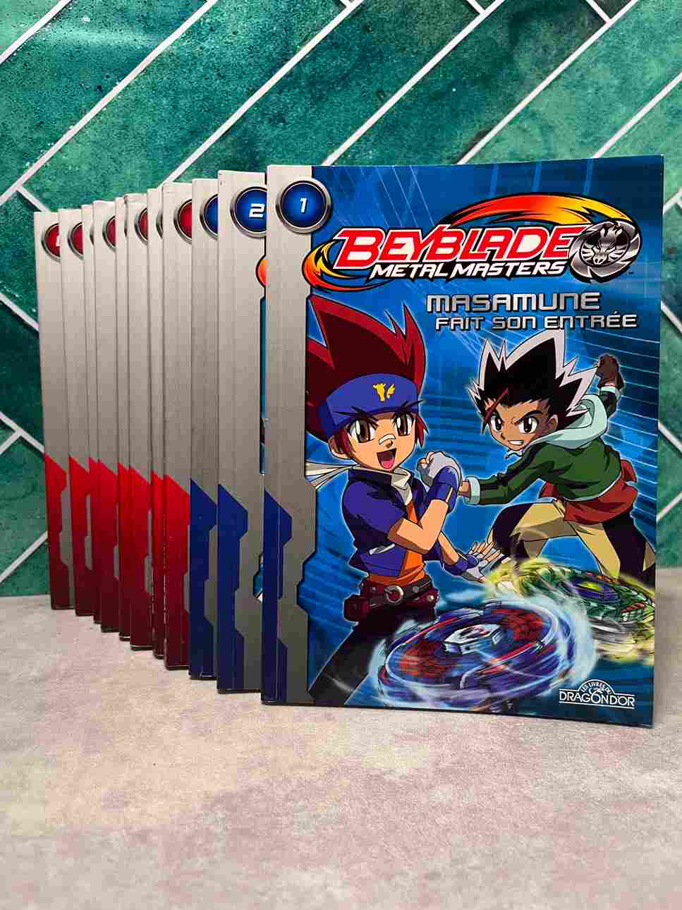 Le quotidien de Gingka est bousculé par une grande nouvelle: le championnat du monde de Beyblade va commencer ! Gingka, Benkei, Kenta, Tsubasa, Yu et tant