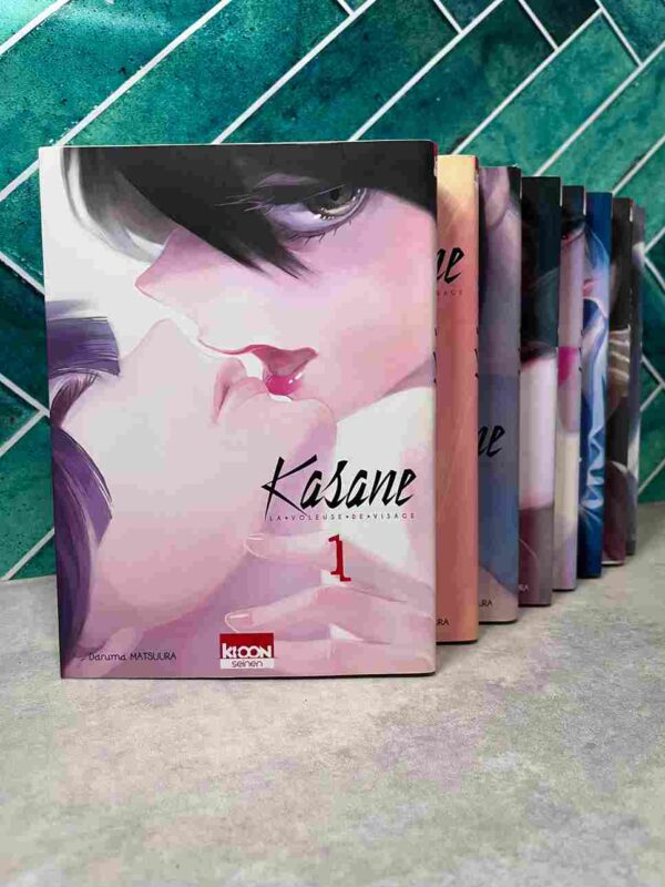 Kasane est une fillette au visage repoussant, presque difforme, régulièrement moquée et maltraitée par ses camarades de classe. Sa mère, actrice de