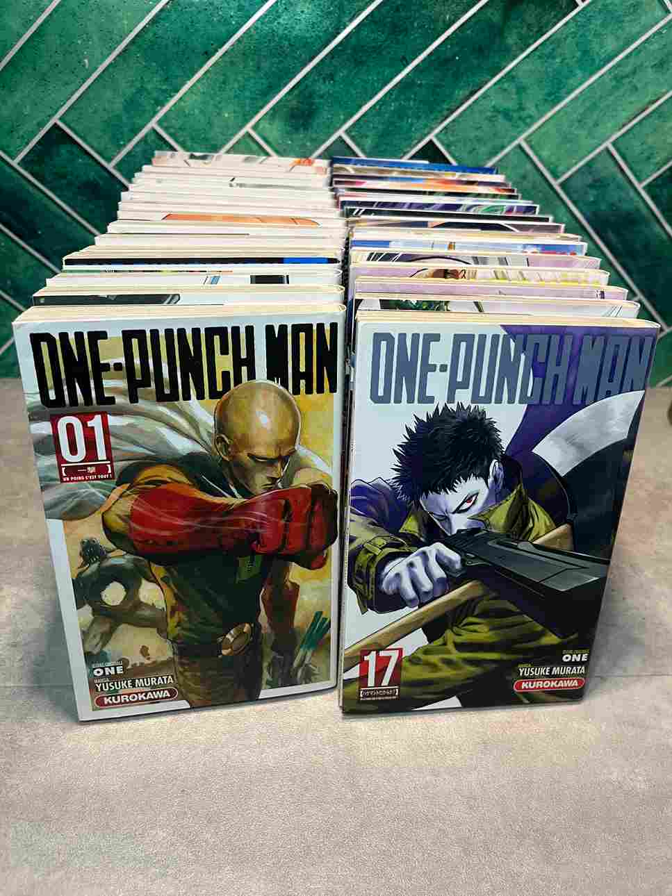 Saitama est un jeune homme sans emploi et sans réelle perspective d'avenir, jusqu'au jour où il décide de prendre sa vie en main. Devenir un super-héros