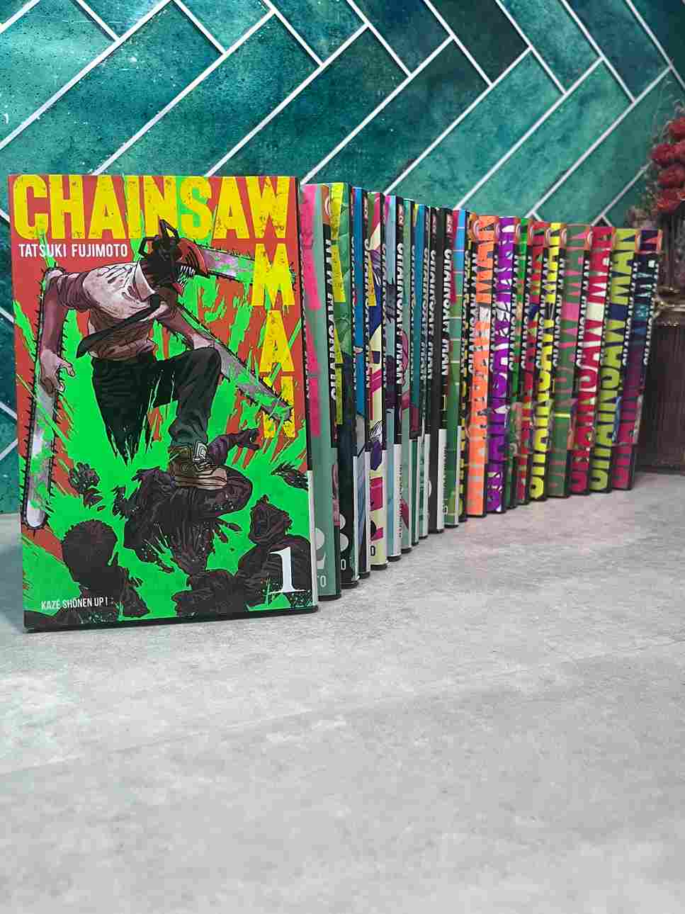 Pour rembourser ses dettes, Denji, jeune homme dans la dèche la plus totale, est exploité en tant que Devil Hunter avec son chien-démon-tronçonneuse