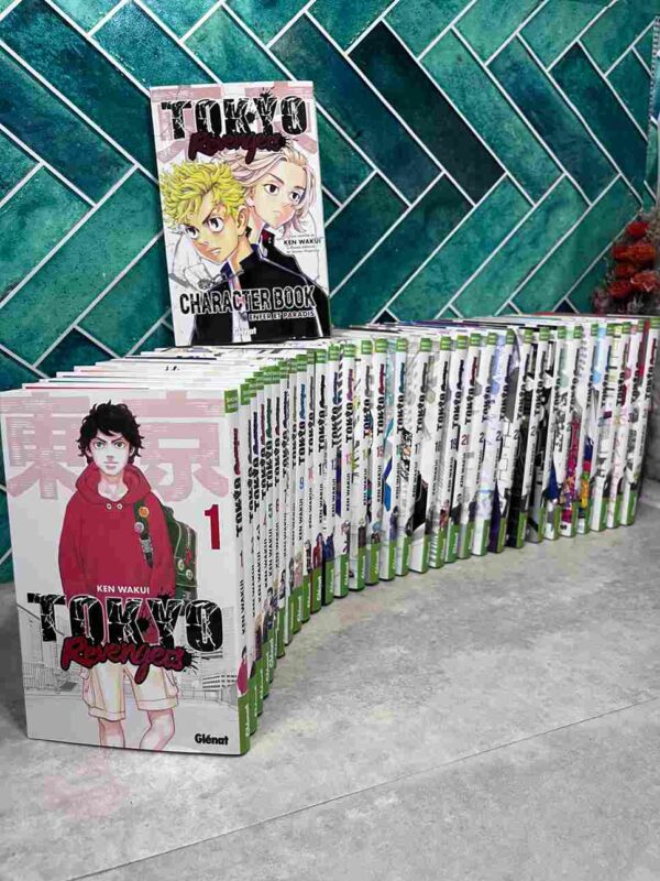 Alors que Takemichi, 26 ans, fait le bilan de sa vie ratée, entre petits boulots, appartement miteux et désert affectif, il apprend qu'Hinata, la seule