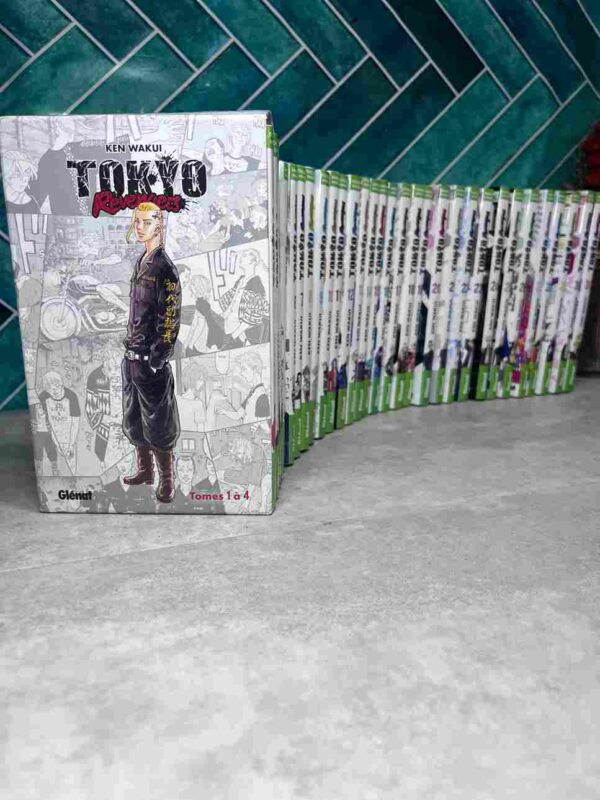 Alors que Takemichi, 26 ans, fait le bilan de sa vie ratée, entre petits boulots, appartement miteux et désert affectif, il apprend qu'Hinata, la seule