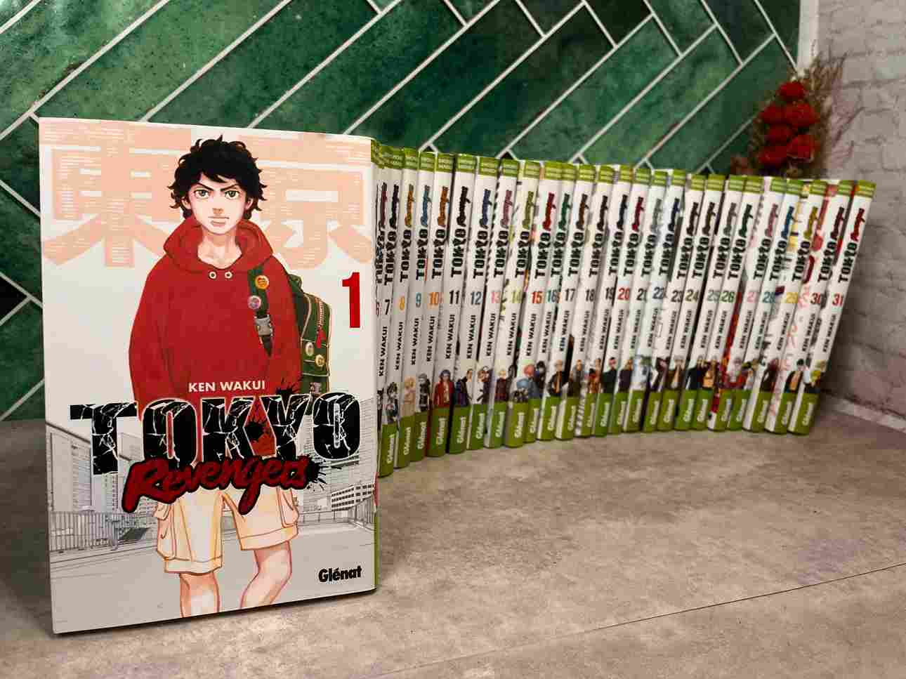 Alors que Takemichi, 26 ans, fait le bilan de sa vie ratée, entre petits boulots, appartement miteux et désert affectif, il apprend qu'Hinata, la seule