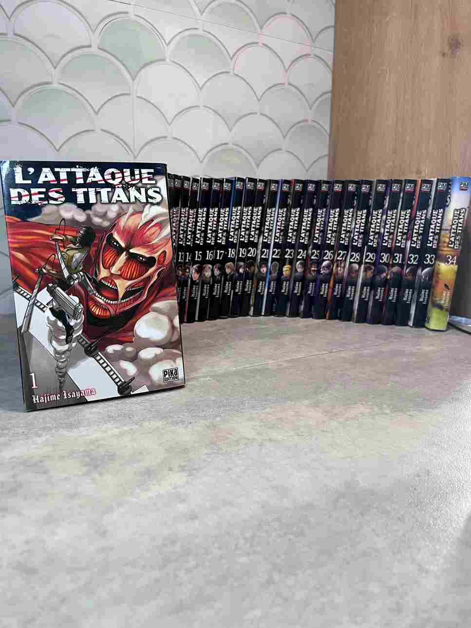 Dans un monde ravagé par des titans mangeurs d'homme , les rares survivants de l'Humanité n'ont d'autre choix pour survivre que de se barricader ....