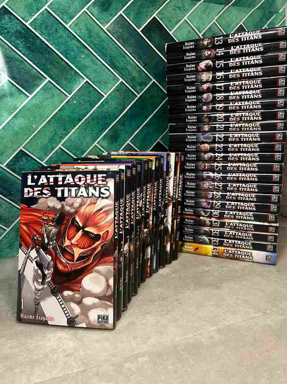 Dans un monde ravagé par des titans mangeurs d'homme , les rares survivants de l'Humanité n'ont d'autre choix pour survivre que de se barricader ....