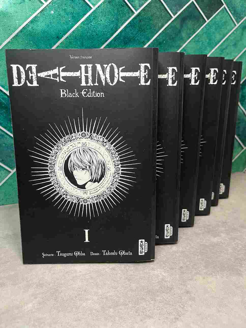 Light Yagami ramasse un étrange carnet oublié dans la cour de son lycée. Selon les instructions du carnet, la personne dont le nom est écrit dans les pages