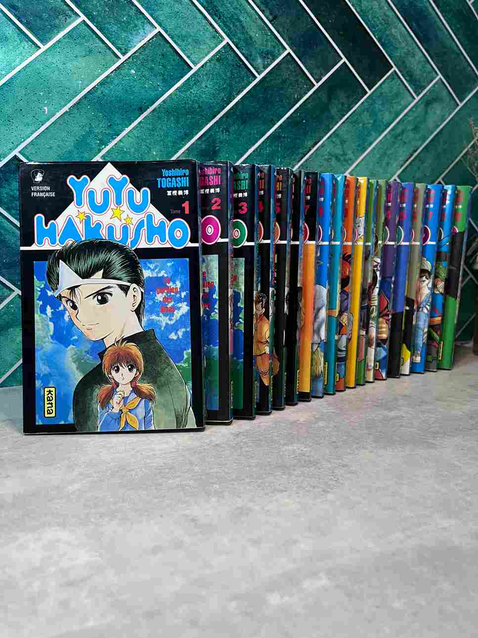 Le turbulent et bagarreur élève qu'est Yûsuke Urameshi meurt accidentellement en voulant sauver un petit garçon. Parce qu'il n'était pas prévu qu'il