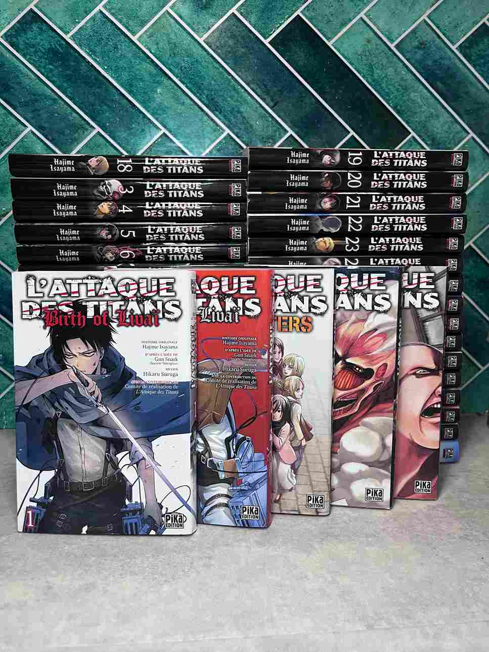 Dans un monde ravagé par des titans mangeurs d'homme , les rares survivants de l'Humanité n'ont d'autre choix pour survivre que de se barricader ....