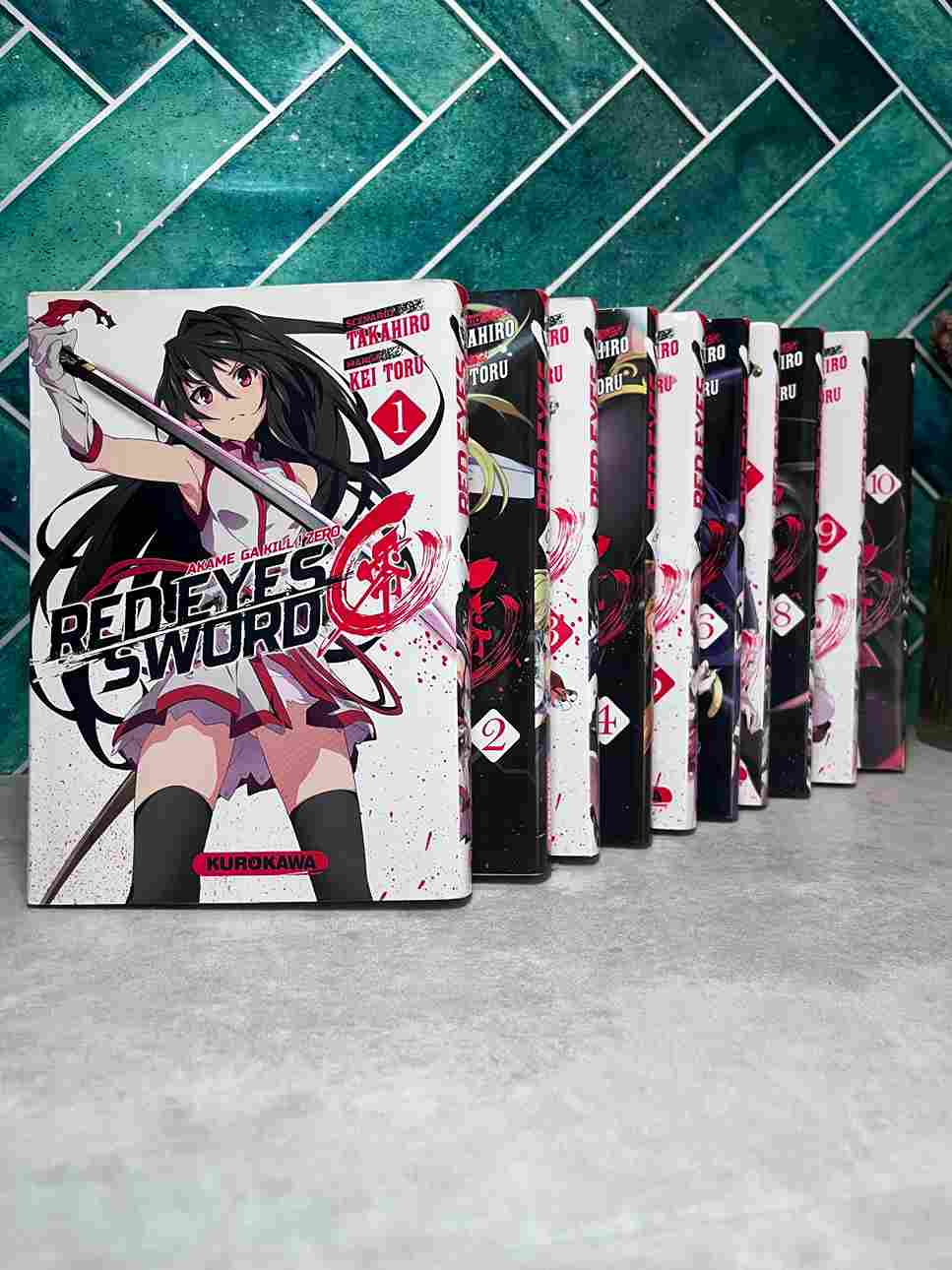 Achetée par l'Empire et formée pour devenir une tueuse dès son plus jeune âge, Akame côtoie chaque jour la mort et les carnages. Alors qu'elle croyait