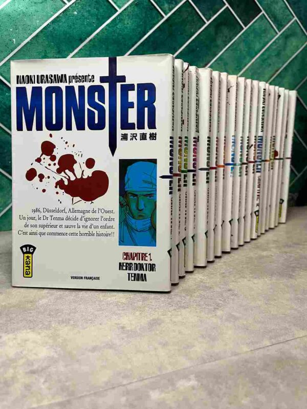 1986. Kenzo Tenma est un brillant neurochirurgien pratiquant son art à l'hôpital Eisler de Düsseldorf (Allemagne). Tenma est comblé, il vient de sauver la