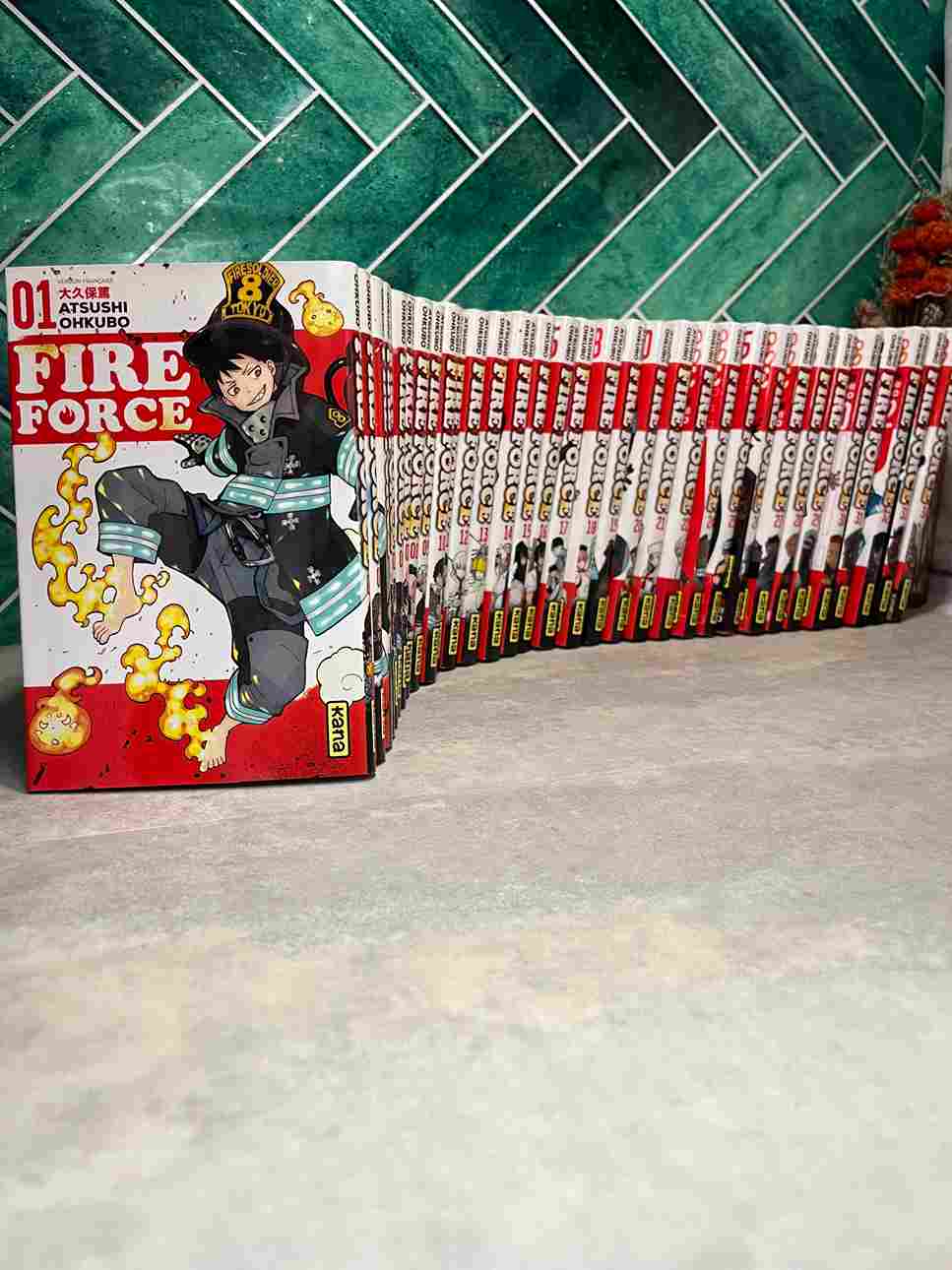 L'humanité est terrifiée par le phénomène de combustion humaine. Des brigades spéciales Fire Force ont donc été mises en place avec pour mission .....