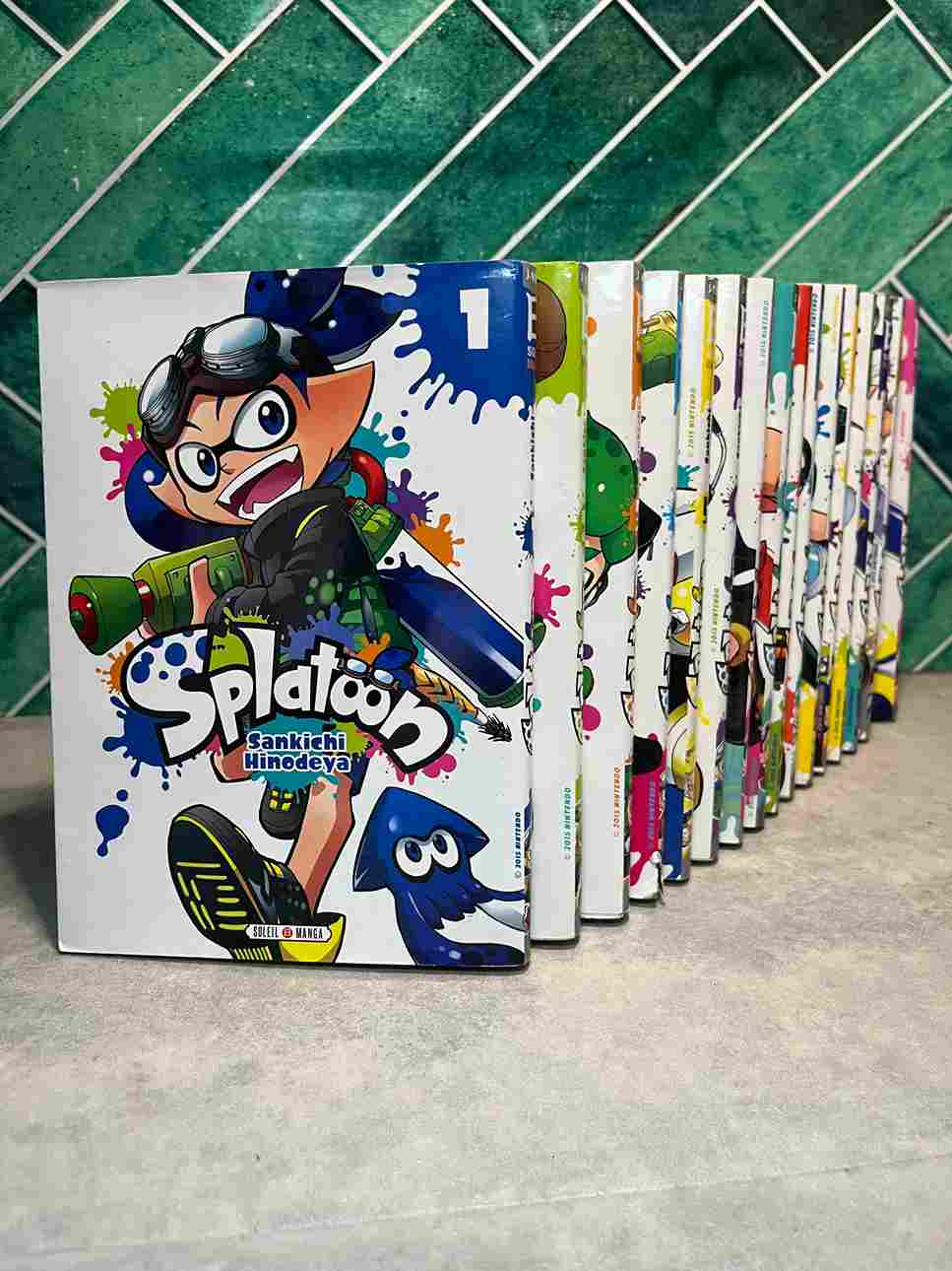 À Chromapolis vivent pleins d'adolescents, mi-homme, mi... calamars. La ville est le théâtre de titanesques affrontements entre deux équipes de quatre