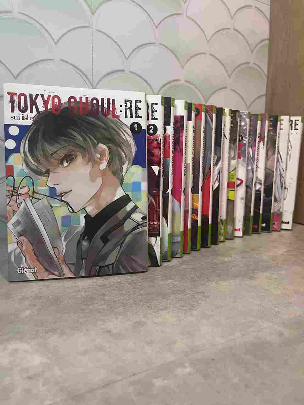 À Tokyo, sévissent des goules, monstres cannibales se dissimulant parmi les humains pour mieux s'en nourrir. Étudiant timide, Ken Kaneki est plus intéressé.