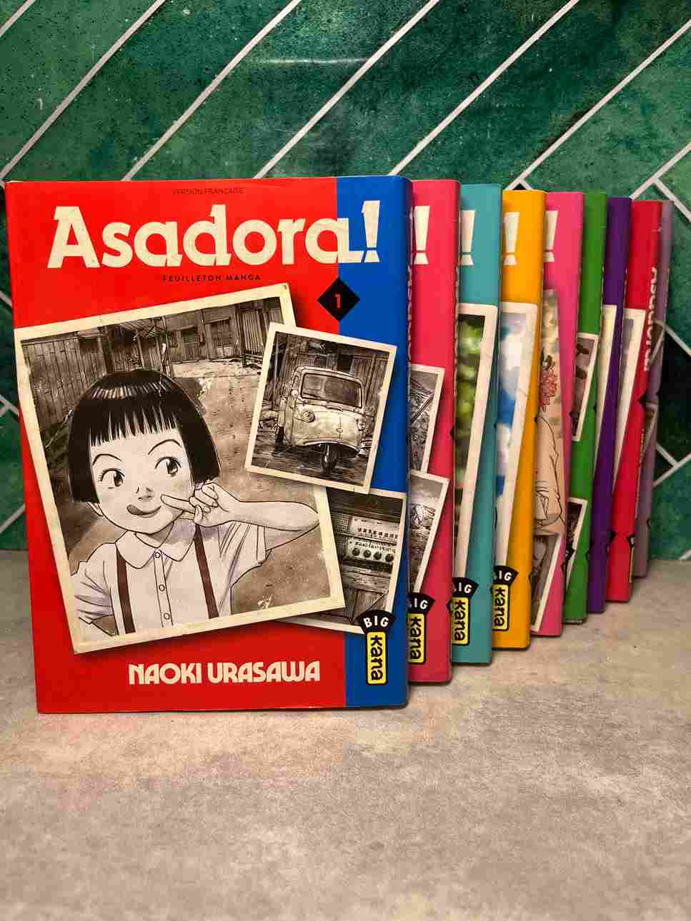 2020, un monstre géant attaque Tokyo pendant les JO...1959, un typhon s'abat sur la ville de naissance d'Asa, et le monstre semble déjà y être pour quelque