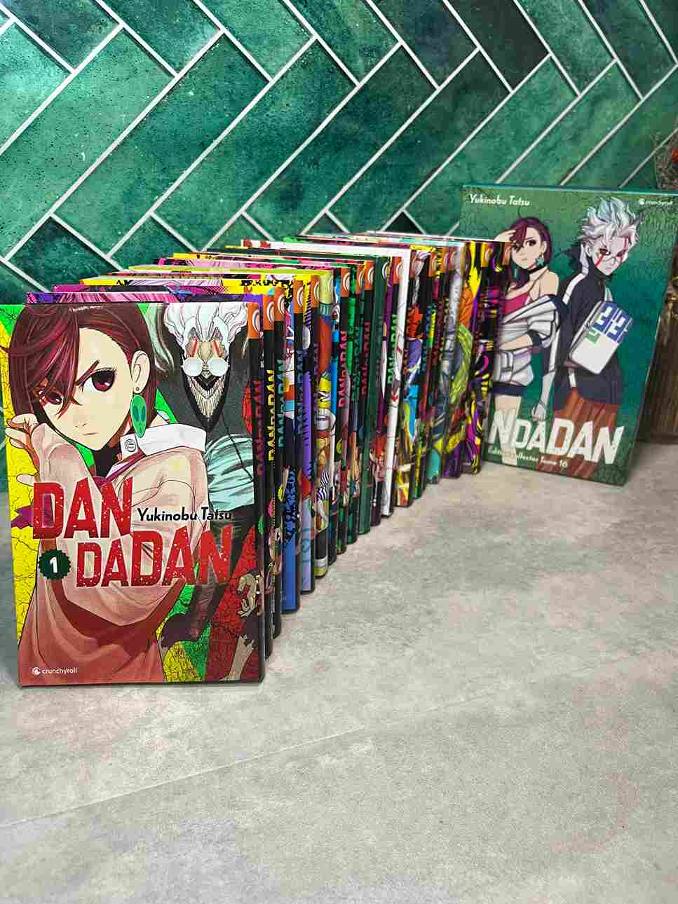 Momo Ayase et Ken Takakura sont tous deux lycéens. Tandis que la première croit aux fantômes, le second est fasciné par les extraterrestres. Évidemment