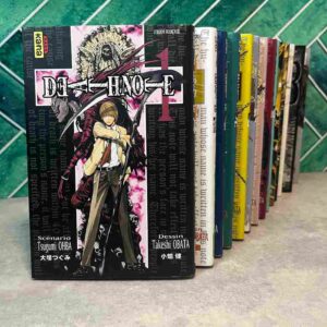 Light Yagami ramasse un étrange carnet oublié dans la cour de son lycée. Selon les instructions du carnet, la personne dont le nom est écrit dans les pages