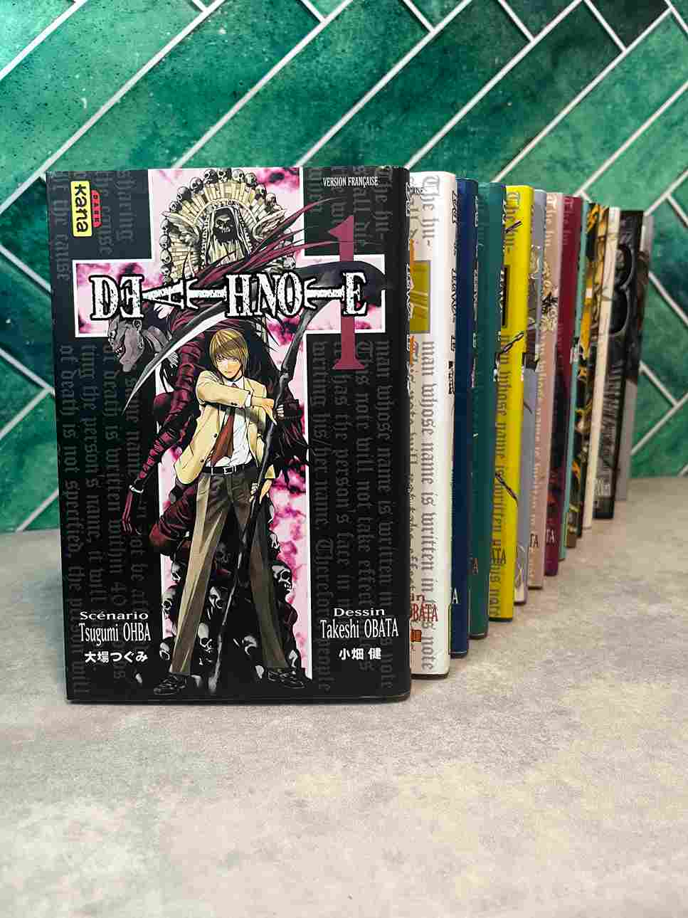 Light Yagami ramasse un étrange carnet oublié dans la cour de son lycée. Selon les instructions du carnet, la personne dont le nom est écrit dans les pages