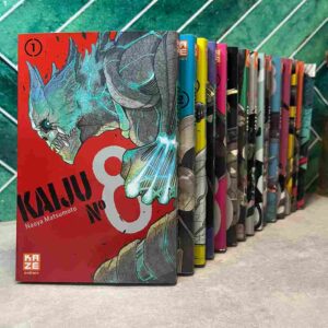 Enfant, Kafka Hibino rêvait d'intégrer les Forces de Défense pour combattre ces terribles ennemis, mais après de nombreux échecs à l'examen d'entrée, ce