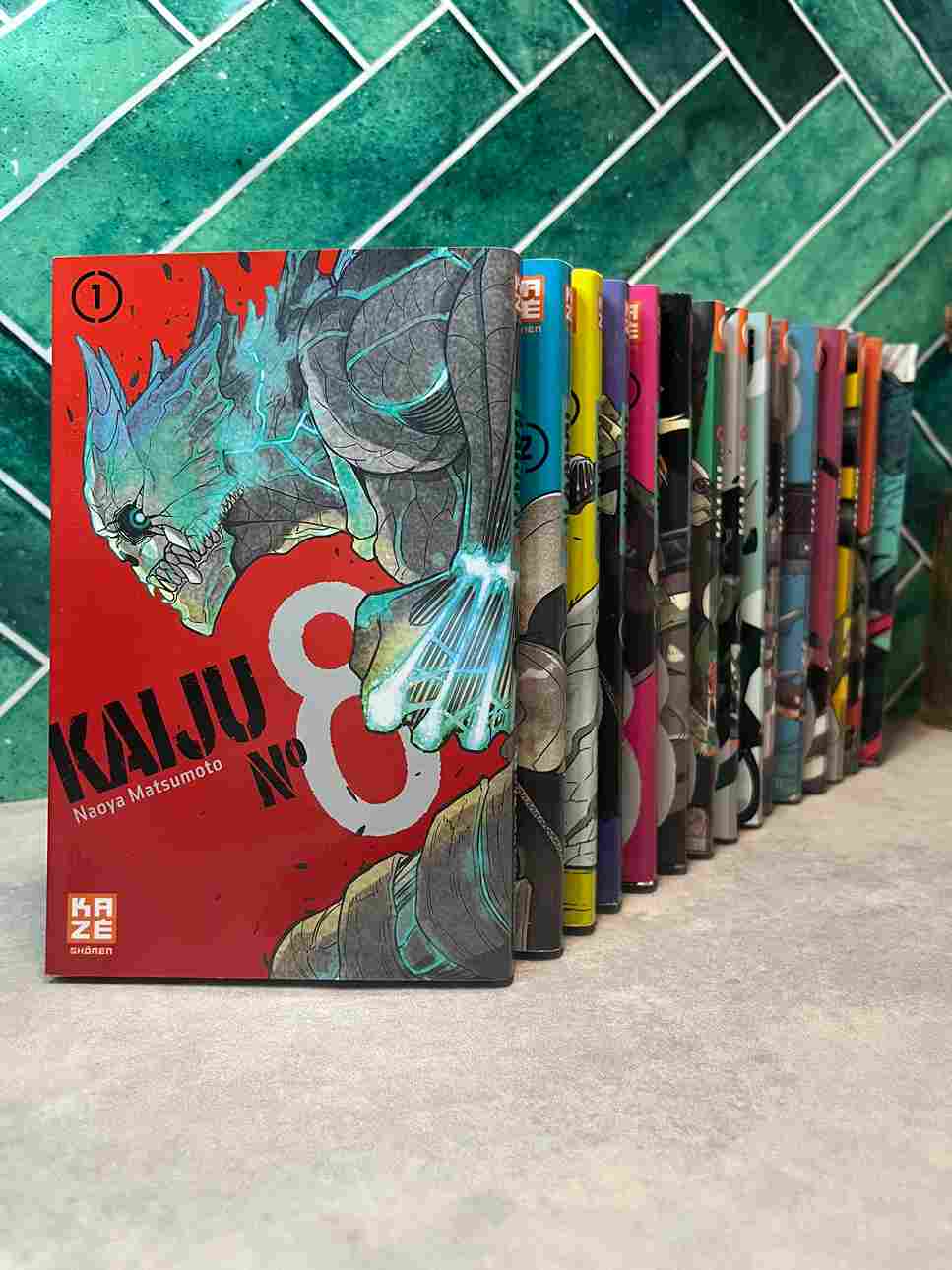 Enfant, Kafka Hibino rêvait d'intégrer les Forces de Défense pour combattre ces terribles ennemis, mais après de nombreux échecs à l'examen d'entrée, ce