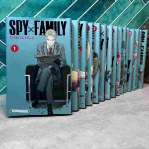 Twilight, le plus grand espion du monde, doit pour sa nouvelle mission créer une famille de toutes pièces afin de pouvoir s'introduire dans la plus